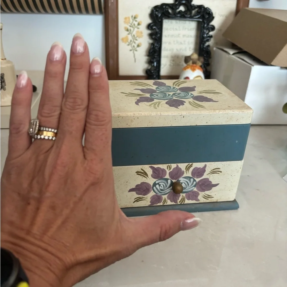 Vintage Arister Gift/jewelry box - hand painted - Picture 4 of 4